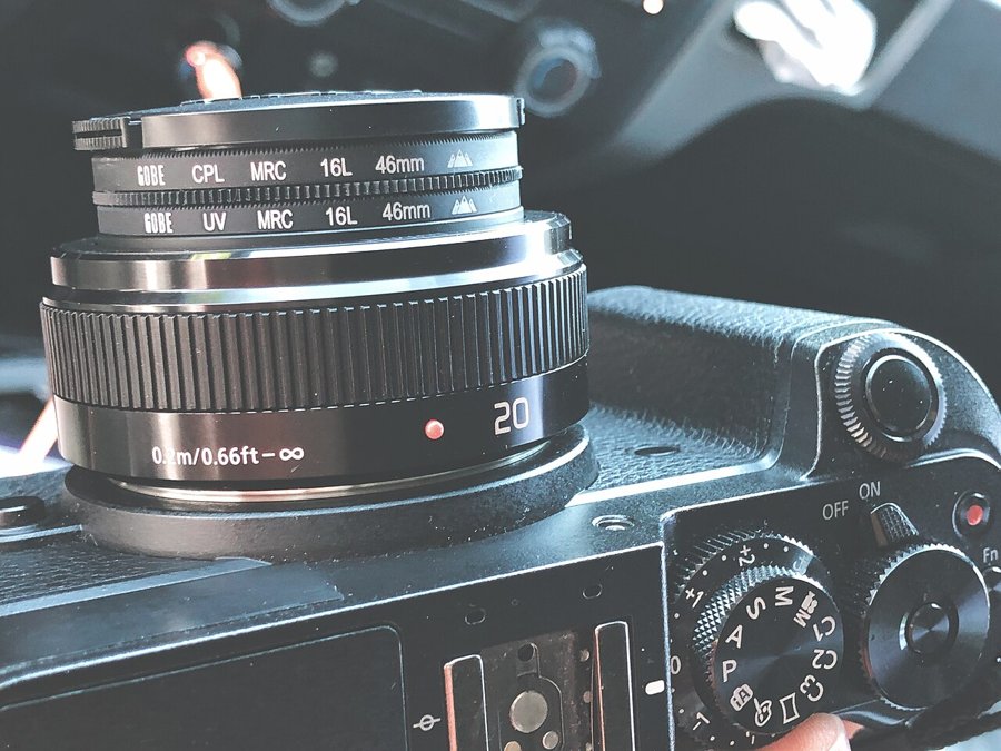 A polarizing filter screwed onto a camera lens